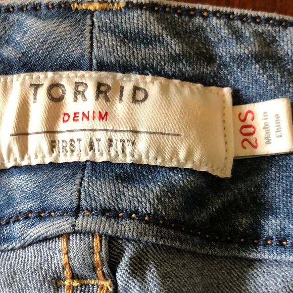 Torrid Size 20 shortJeans Women Premium 3 Button Medium Wash Jegging Skinny Fit - Picture 2 of 16